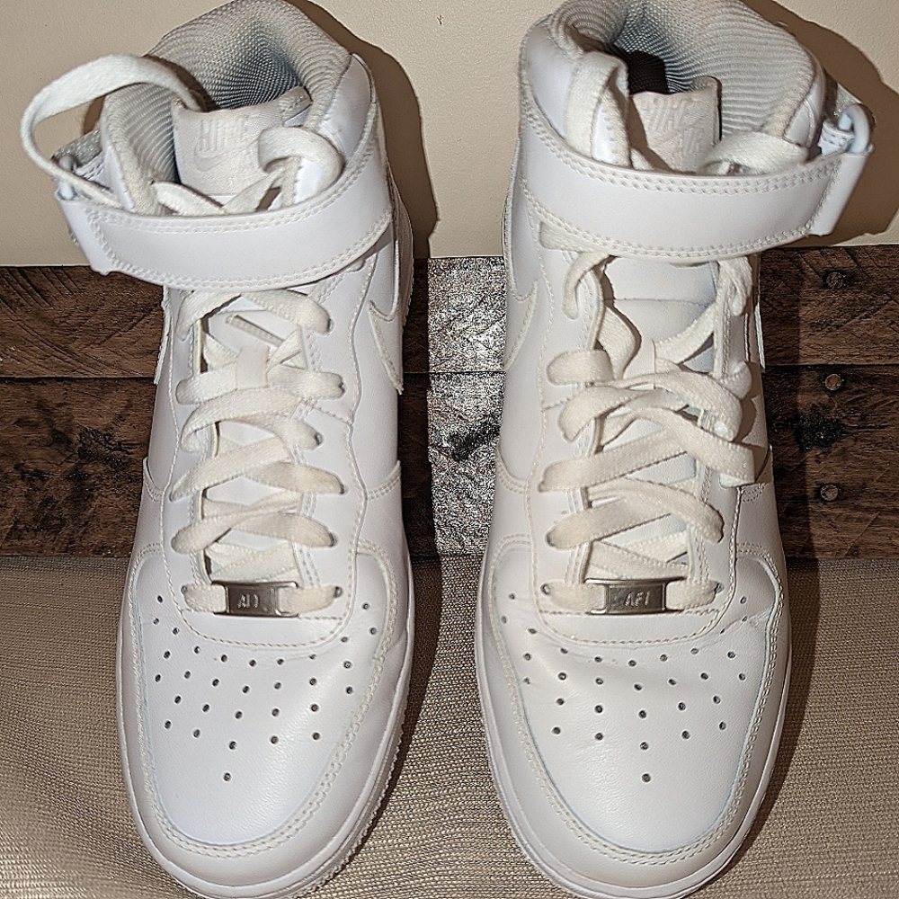 Nike Air Force 1 07 Mid white on white used in great condition
